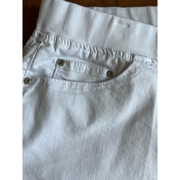 NWT Ashley Stewart Elastic Waistband Pull-On Denim Shorts, Bermuda White size 26 - Picture 4 of 9